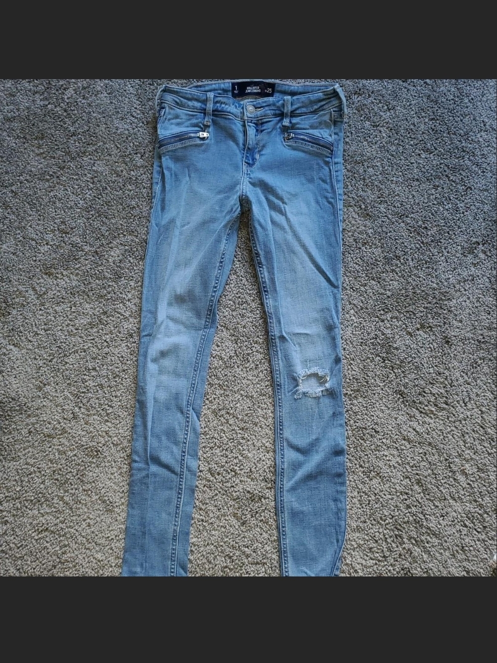 Hollister Size 1 Light Blue Skinny Jeans with Distressed Knee